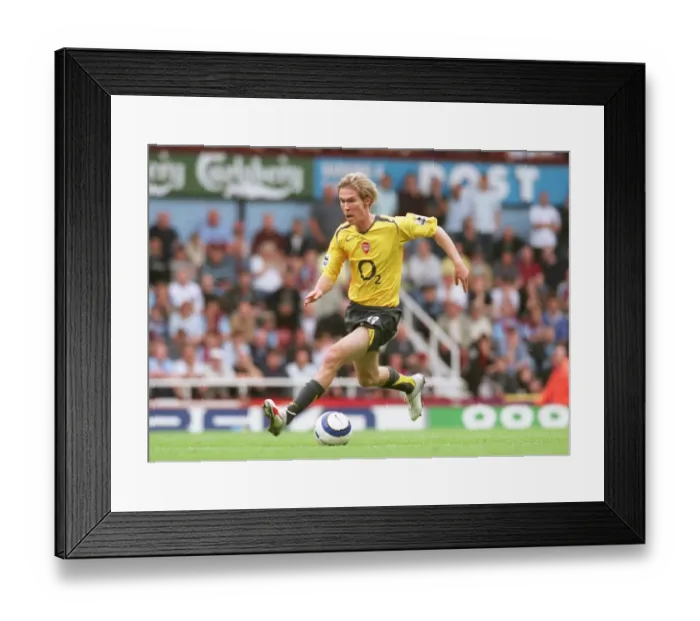 Framed Print : Alex Hleb (Arsenal). West Ham United 0: 0 Arsenal Framed Print : Alex Hleb (Arsenal). West Ham United 0: 0 Arsenal