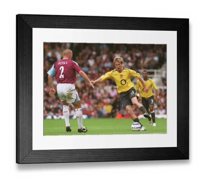 Framed Print : Alex Hleb (Arsenal) Tomas Repka (West Ham United). West Ham United 0: 0 Arsenal Framed Print : Alex Hleb (Arsenal) Tomas Repka (West Ham United). West Ham United 0: 0 Arsenal