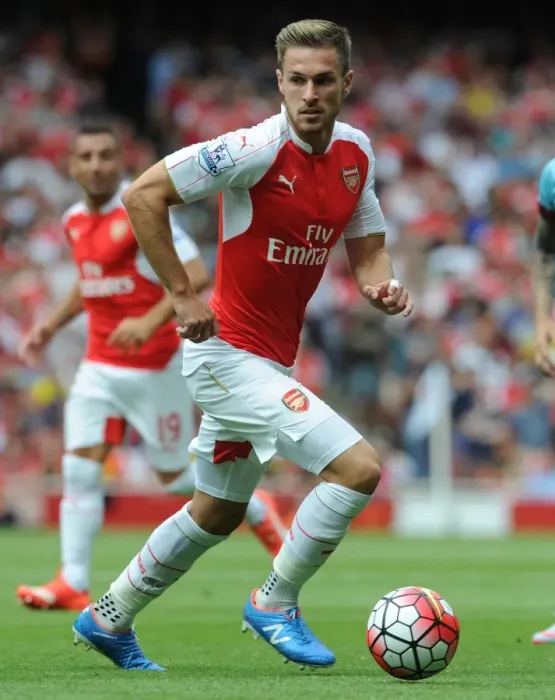 Framed Print : Aaron Ramsey in Action: Arsenal vs. West Ham United (2015-16) Framed Print : Aaron Ramsey in Action: Arsenal vs. West Ham United (2015-16)