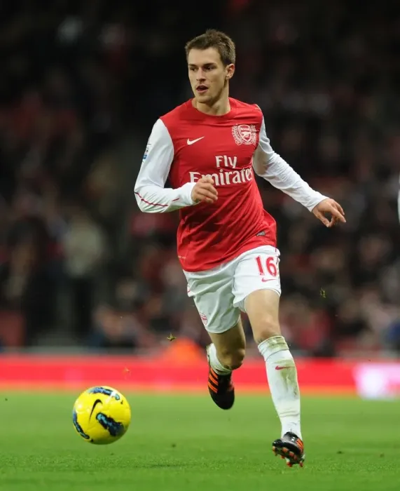 Framed Print : Aaron Ramsey in Action: Arsenal vs Fulham, Premier League 2011-12