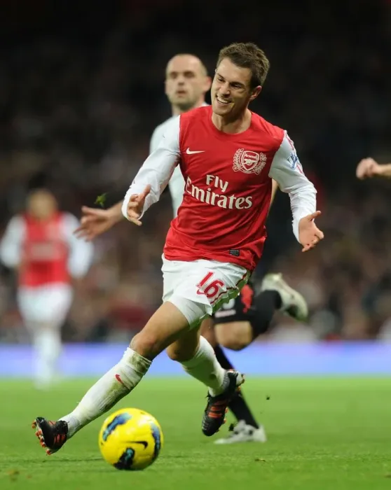Framed Print : Aaron Ramsey in Action: Arsenal vs Fulham, Premier League 2011-12