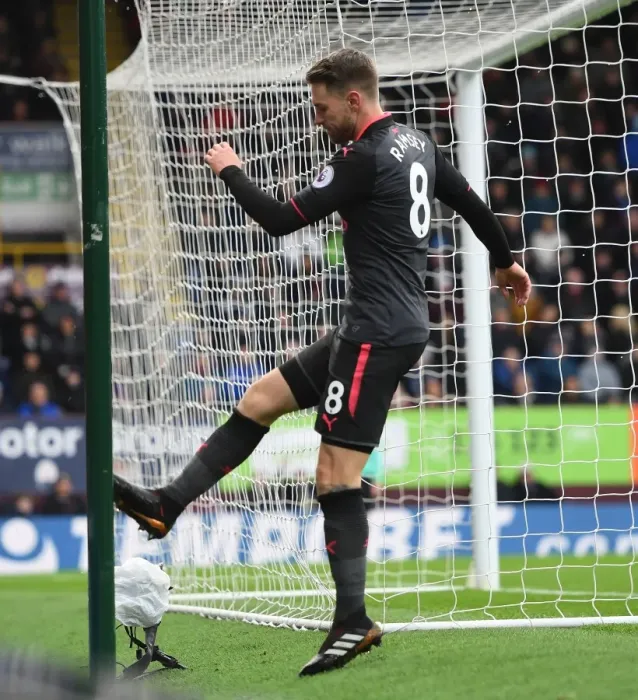 Framed Print : Aaron Ramsey in Action: Burnley vs. Arsenal, Premier League 2017-18 Framed Print : Aaron Ramsey in Action: Burnley vs. Arsenal, Premier League 2017-18