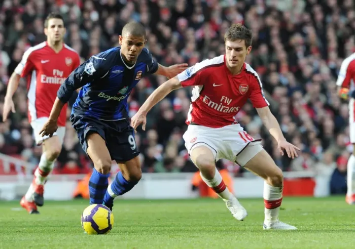 Framed Print : Aaron Ramsey (Arsenal) Frazier Campbell (Sunderland). Arsenal 2: 0 Sunderland Framed Print : Aaron Ramsey (Arsenal) Frazier Campbell (Sunderland). Arsenal 2: 0 Sunderland