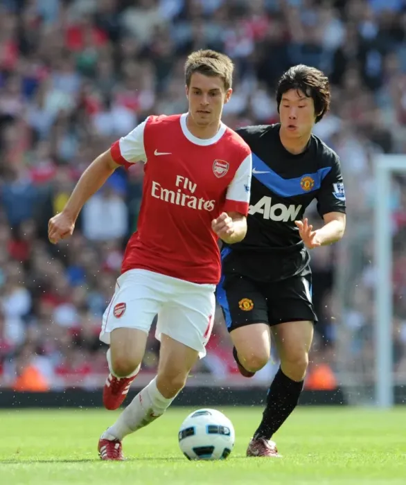 Framed Print : Aaron Ramsey (Arsenal) Ji-Sung Park (Man Utd). Arsenal 1: 0 Manchester United