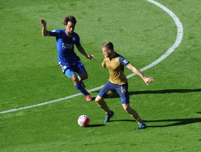 Framed Print : Aaron Ramsey (Arsenal) Shinji Okazaki (Leicester)