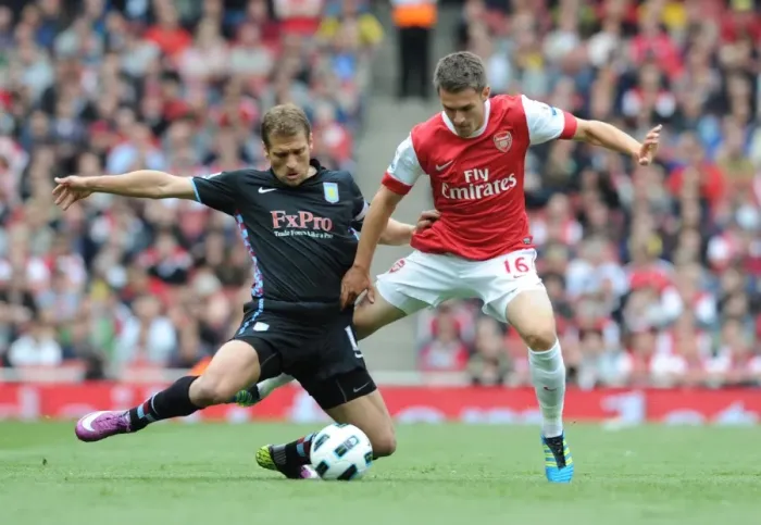 Framed Print : Aaron Ramsey (Arsenal) Stiliyan Petrov (Aston Villa). Arsenal 1: 2 Aston Villa Framed Print : Aaron Ramsey (Arsenal) Stiliyan Petrov (Aston Villa). Arsenal 1: 2 Aston Villa