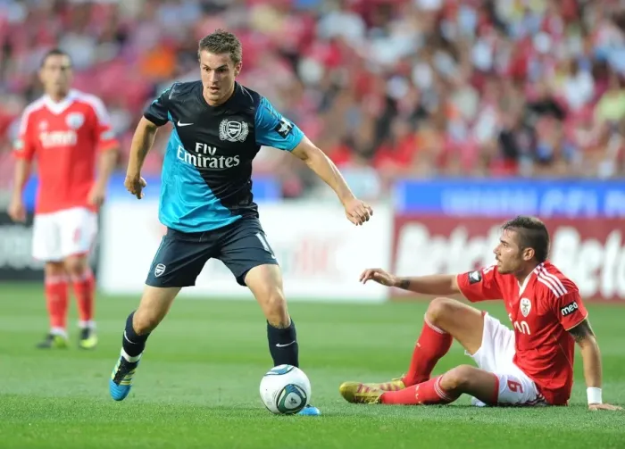 Framed Print : Aaron Ramsey Outmaneuvers Cardozo: Benfica vs Arsenal Pre-Season Clash, 2011