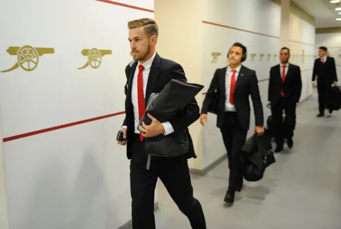 Framed Print : Aaron Ramsey Prepares for Arsenal vs. Sunderland (2014-15) Framed Print : Aaron Ramsey Prepares for Arsenal vs. Sunderland (2014-15)