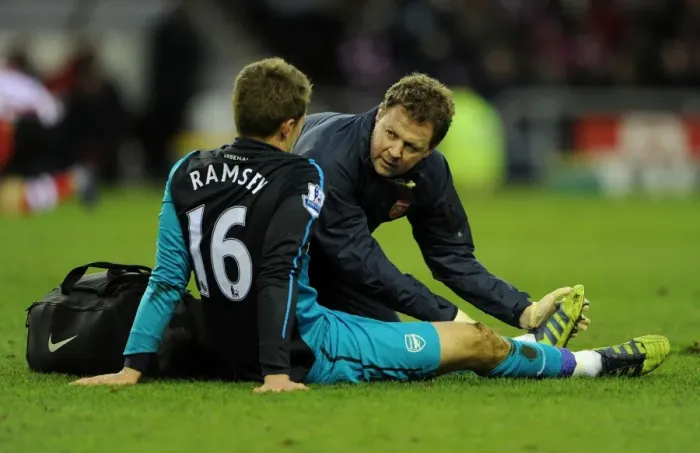 Framed Print : Aaron Ramsey Receives Treatment from Physio Colin Lewin during Sunderland vs Arsenal FA Cup Match