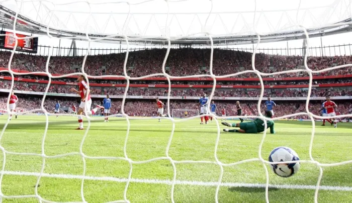 Framed Print : Aaron Ramsey shoots past Portsmouth goalkeeper David