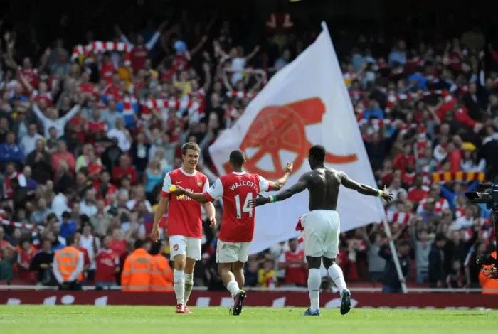 Framed Print : Aaron Ramsey, Theo Walcott and Emmanuel Eboue (Arsenal) celebrate at the end of the match