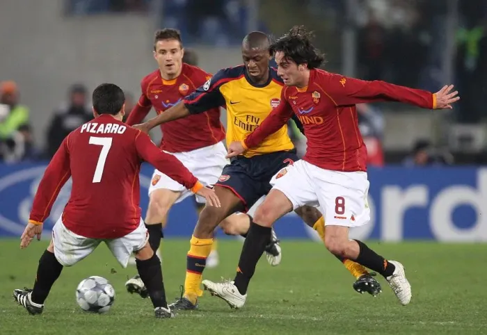 Framed Print : Abou Diaby (Arsenal) David Pizarro & Alberto Aquilani (Roma)