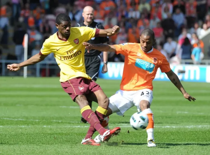 Framed Print : Abou Diaby (Arsenal) Jason Puncheon (Blackpool). Blackpool 1: 3 Arsenal