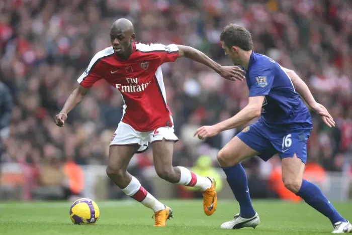 Framed Print : Abu Diaby (Arsenal) Michael Carrick (Manchester United) Framed Print : Abu Diaby (Arsenal) Michael Carrick (Manchester United)