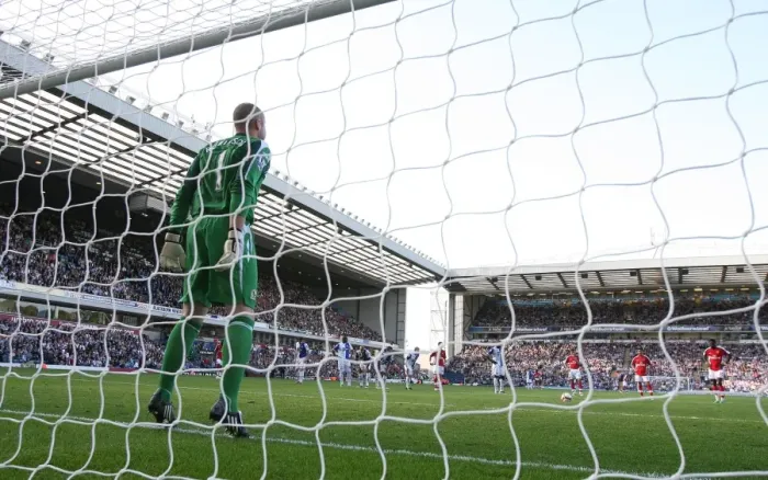 Framed Print : Adebayor's Penalty Stunner: Arsenal's 3rd Goal vs. Blackburn (0:4)