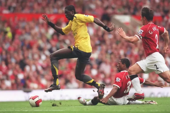 Framed Print : Adebayor's Strike: Manchester United 0-1 Arsenal (Evra vs Adebayor, 2006)
