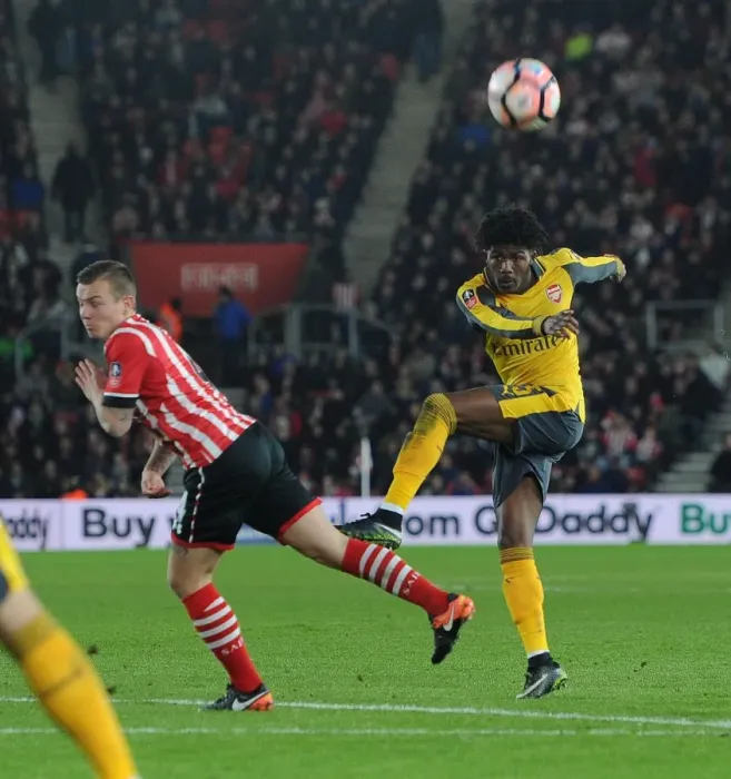 Framed Print : Ainsley Maitland-Niles vs Jordy Clasie: FA Cup Battle at St. Mary's Stadium