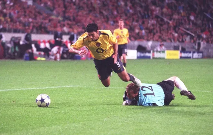 Framed Print : Ajax goalkeeper Hans Vonk trips Jose Reyes for the Arsenal penalty