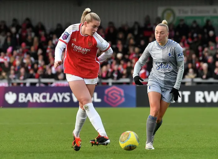 Framed Print : Alessia Russo Faces Off: Arsenal Women vs Everton Women Clash in Barclays Super League