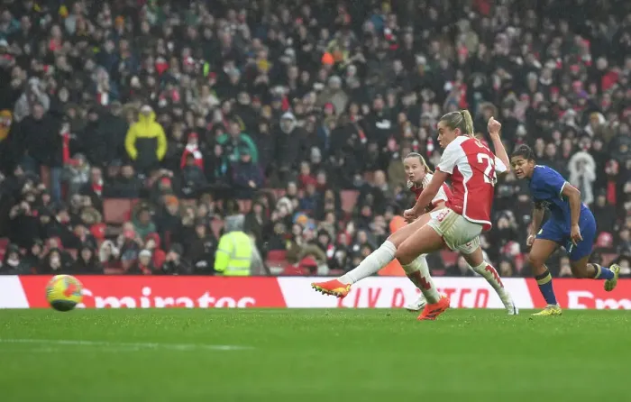 Framed Print : Alessia Russo Scores Dramatic Penalty: Arsenal Women's Exciting 4-3 Victory Over Chelsea Women at Emirates Stadium (December 2023)