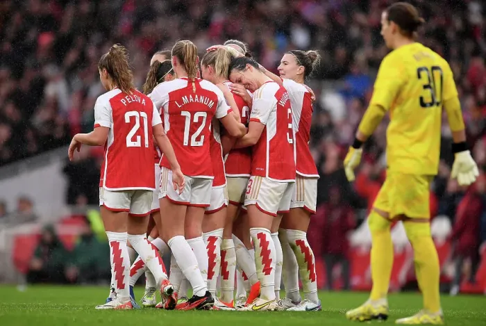 Framed Print : Alessia Russo Scores Penalty: Arsenal Secures 4-1 WSL Victory over Chelsea