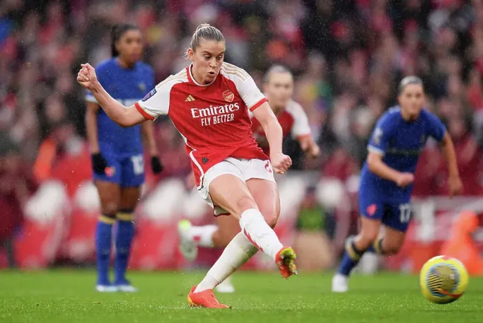 Framed Print : Alessia Russo Scores Penalty: Arsenal Secures Victory over Chelsea in Women's Super League (2023-24)