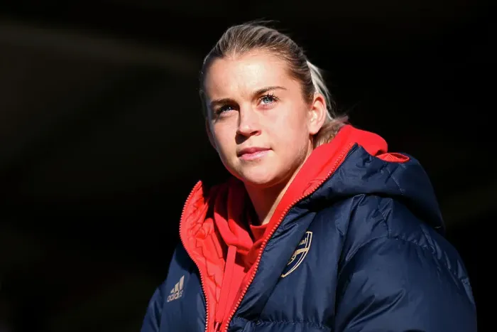 Framed Print : Alessia Russo Scouting the Pitch: Arsenal vs Manchester City (2023-24)
