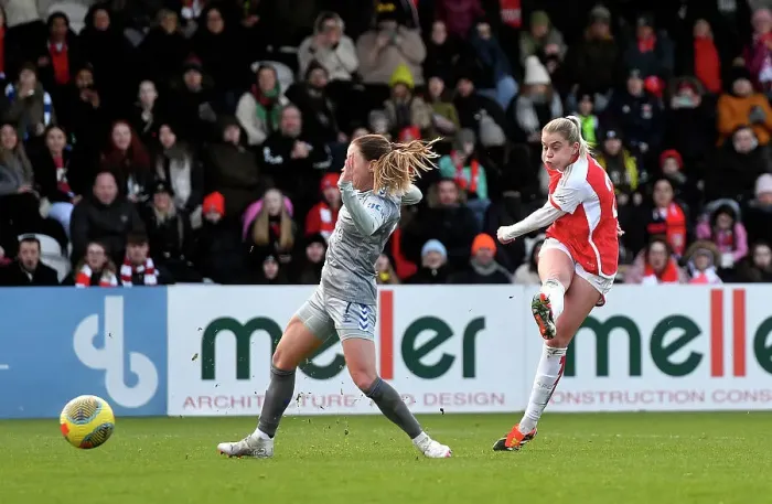 Framed Print : Alessia Russo's Brilliant Performance: Arsenal Women Overpower Everton in Barclays Super League