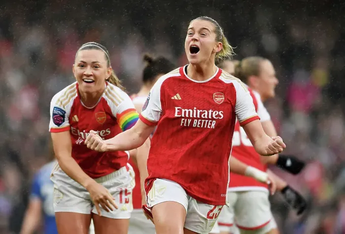 Framed Print : Alessia Russo's Penalty Seals Arsenal's 4-1 Women's Super League Win over Chelsea