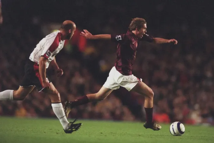 Framed Print : Alex Hleb (Arsenal) Claus Jensen (Fulham). Arsenal 4: 1 Fulham