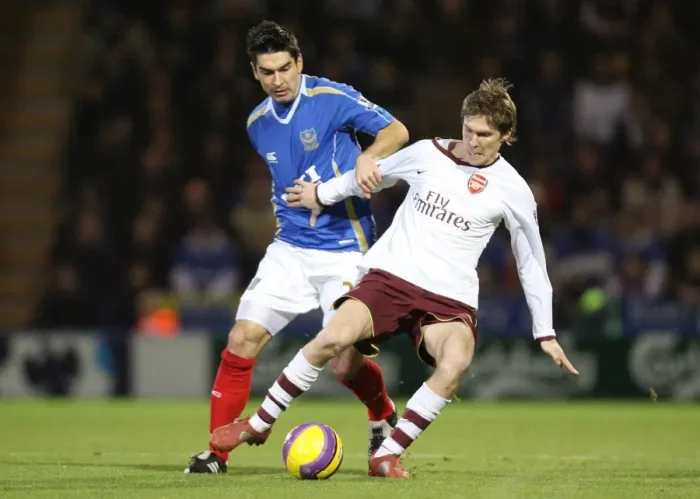 Framed Print : Alex Hleb (Arsenal) Richard Hughes (Portsmouth) Framed Print : Alex Hleb (Arsenal) Richard Hughes (Portsmouth)