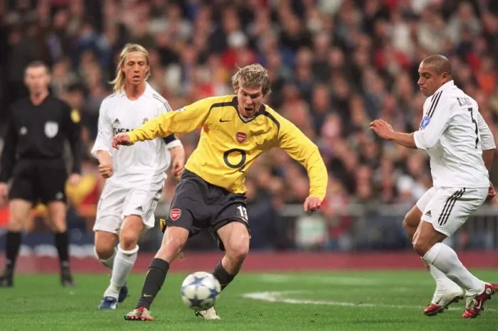 Framed Print : Alex Hleb (Arsenal) Roberto Carlos (Real). Real Madrid 0: 1 Arsenal