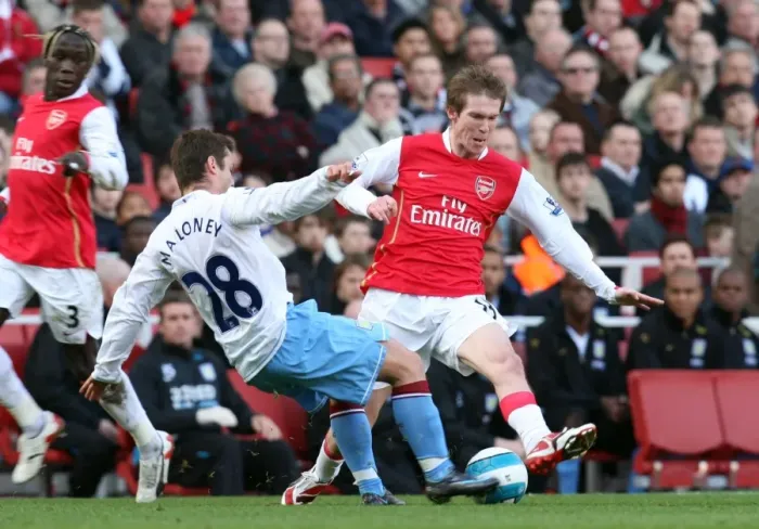 Framed Print : Alex Hleb (Arsenal) Shaun Maloney (Villa) Framed Print : Alex Hleb (Arsenal) Shaun Maloney (Villa)