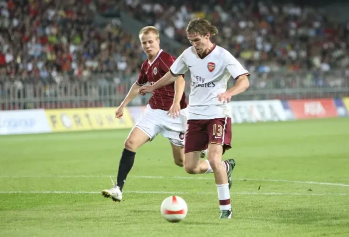 Framed Print : Alex Hleb breaks through the Sparta Prague defence to score the 2nd Arsenal goal