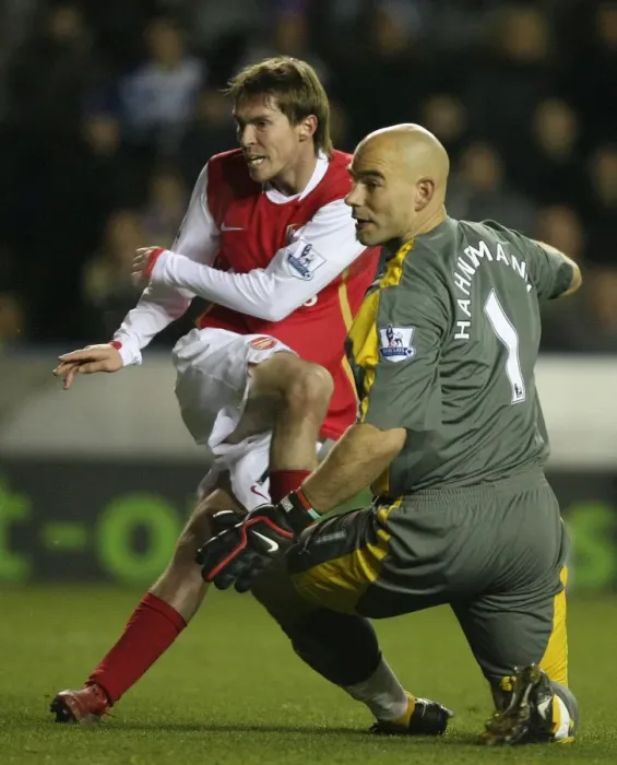 Framed Print : Alex Hleb shoots past Reading goalkeeper Marcus Hahnemann to score the 3rd Arsenal goal