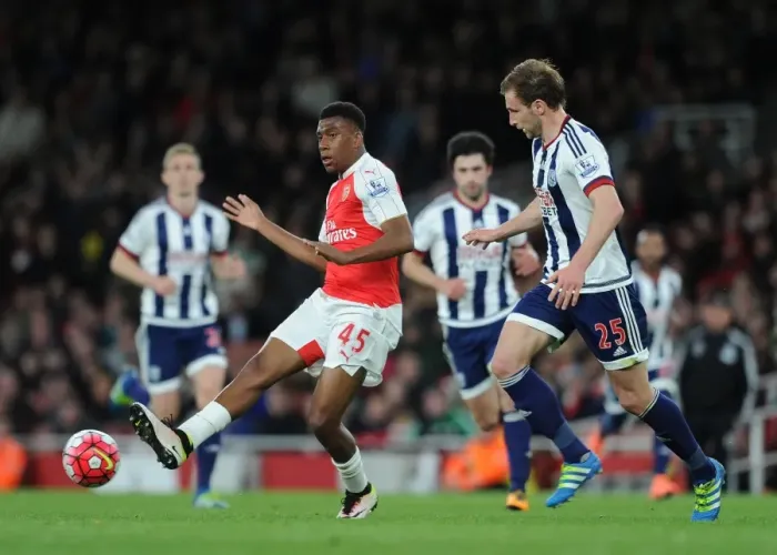 Framed Print : Alex Iwobi (Arsenal) Craig Dawson (WBA). Arsenal 2: 0 West Bromwich Albion