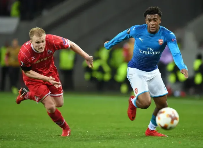 Framed Print : Alex Iwobi Breaks Past Frederik Sorensen: Arsenal's Thrilling Moment against 1. FC Koln in Europa League