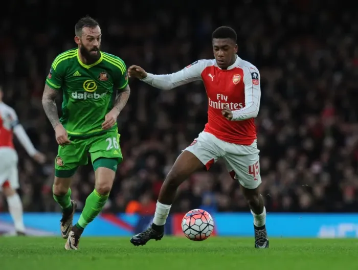 Framed Print : Alex Iwobi Outmaneuvers Steven Fletcher in Arsenal's FA Cup Victory