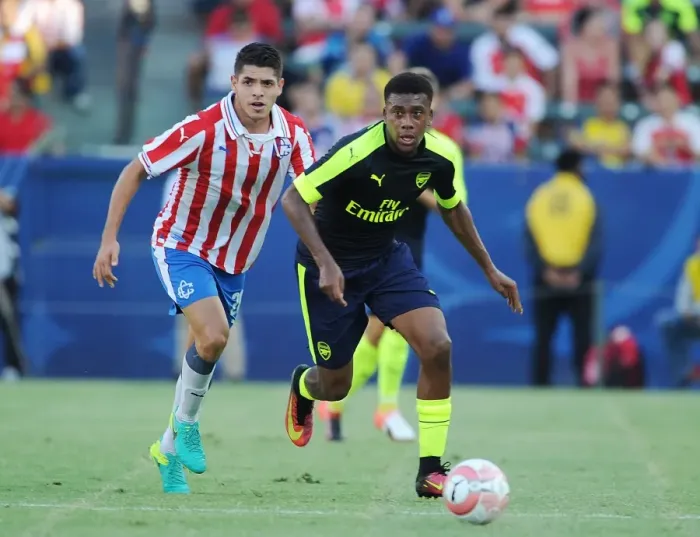 Framed Print : Alex Iwobi Outsmarts Opponent: Arsenal's Pre-Season Win over Chivas