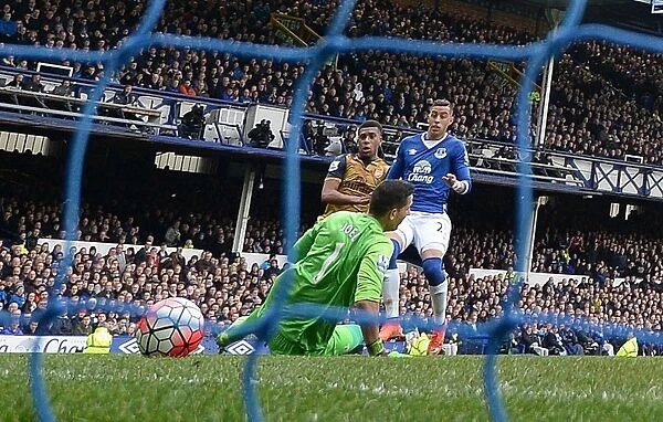 Alex Iwobi's Dramatic Goal: Scores Past Funes Mori and Robles in Everton vs Arsenal Clash