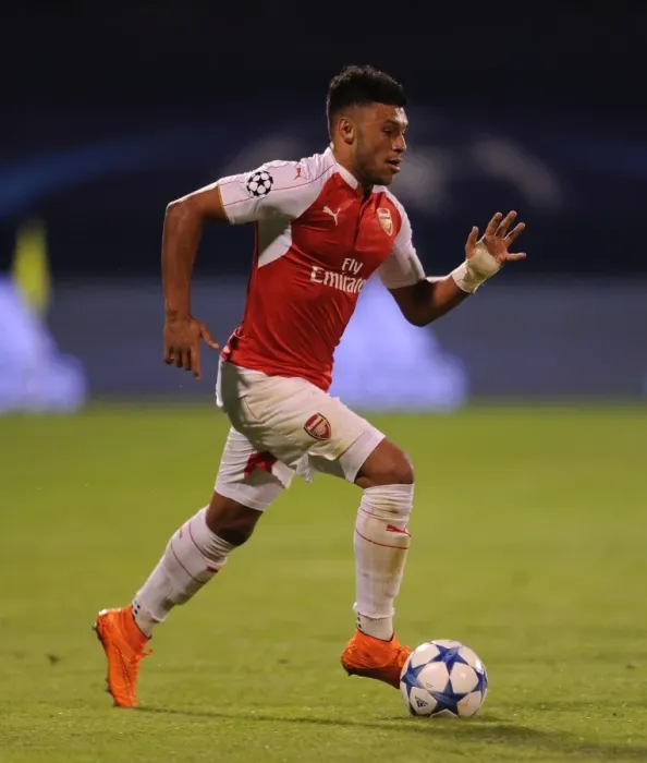 Framed Print : Alex Oxlade-Chamberlain: In Action for Arsenal against Dinamo Zagreb, UEFA Champions League 2015-16