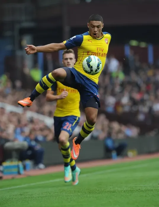 Framed Print : Alex Oxlade-Chamberlain: In Action for Arsenal vs. Aston Villa, Premier League 2014-15 Framed Print : Alex Oxlade-Chamberlain: In Action for Arsenal vs. Aston Villa, Premier League 2014-15