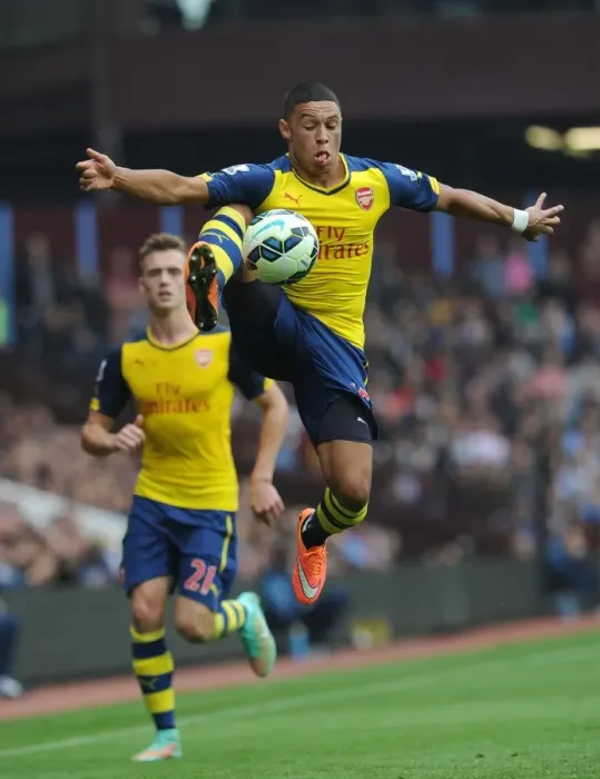 Framed Print : Alex Oxlade-Chamberlain in Action: Arsenal vs Aston Villa, Premier League 2014-15 Framed Print : Alex Oxlade-Chamberlain in Action: Arsenal vs Aston Villa, Premier League 2014-15