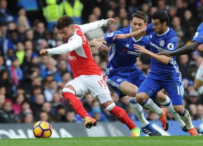Framed Print : Alex Oxlade-Chamberlain (Arsenal) Nemanja Matic and Pedro (Chelsea). Chelsea 3: 1 Arsenal