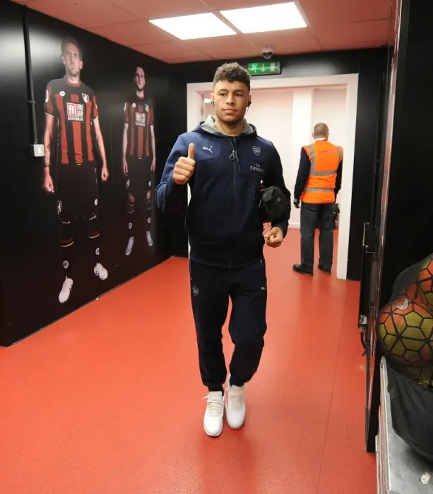 Framed Print : Alex Oxlade-Chamberlain Gears Up for Arsenal's Premier League Showdown against Bournemouth (2015-16) Framed Print : Alex Oxlade-Chamberlain Gears Up for Arsenal's Premier League Showdown against Bournemouth (2015-16)