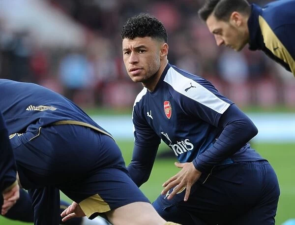 Alex Oxlade-Chamberlain Gears Up: Arsenal's Star Readies for Bournemouth Clash (2015-16)