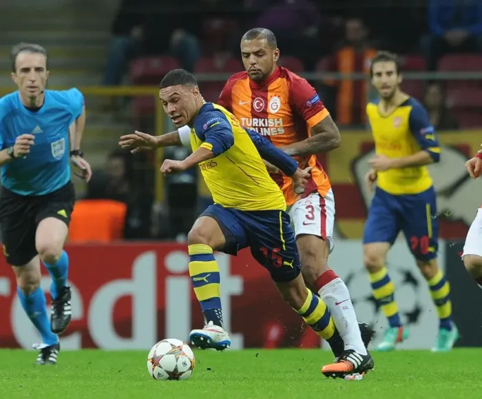 Framed Print : Alex Oxlade-Chamberlain Outmaneuvers Felipe Melo in Galatasaray vs Arsenal UCL Clash