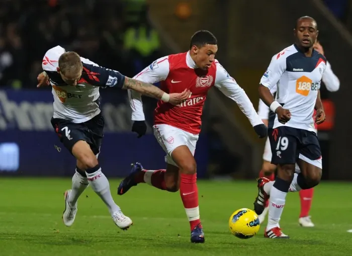 Framed Print : Alex Oxlade-Chamberlain Outmaneuvers Gretar Steinsson: A Premier League Moment, Bolton Wanderers vs Arsenal, 2012