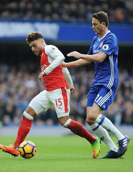 Alex Oxlade-Chamberlain Outmaneuvers Nemanja Matic in Intense Chelsea vs. Arsenal Clash (Premier League 2016-17)