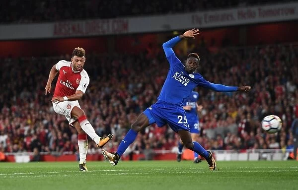 Alex Oxlade-Chamberlain Outmaneuvers Wilfred Ndidi: Arsenal vs Leicester City, Premier League 2017-18